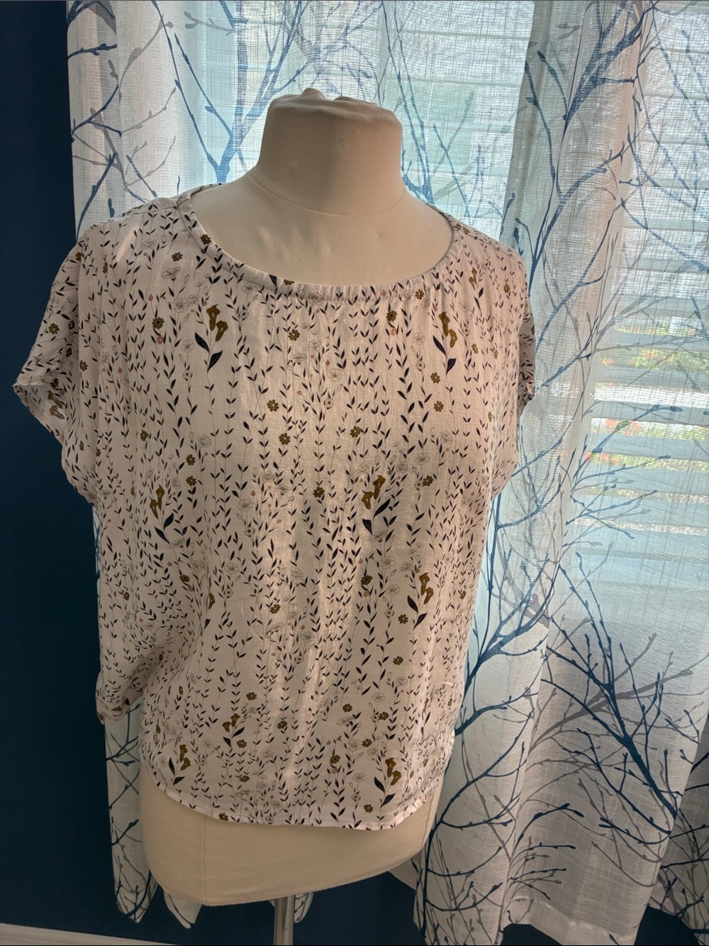 Cynthia Rowley White Floral Print Button Back Linen Blouse